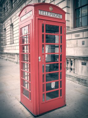 Londra telefon kulübesine bak.