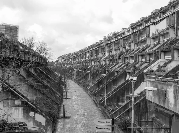 Preto e branco Alexandra Road em Londres — Fotografia de Stock