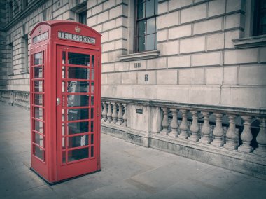Londra telefon kulübesine bak.