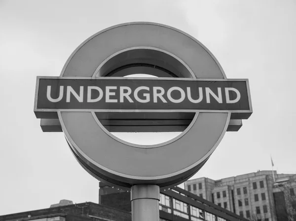 Svart-hvitt undergrunnsskilt i London – stockfoto
