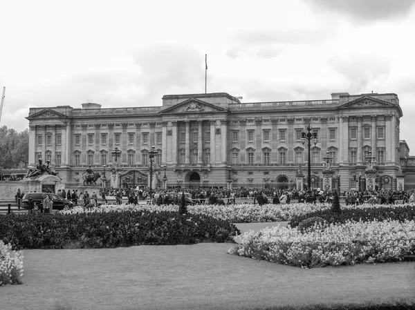 Palacio de Buckingham en blanco y negro en Londres — Foto de Stock