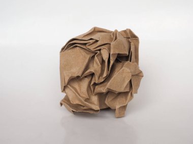 Kahverengi kağıt zemin üzerinde buruşmuş kağıt top