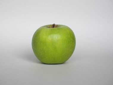 yeşil Granny Smith elması (bilimsel adı Malus domestica) vejetaryen meyve yiyeceği