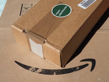 SEATTLE, ABD - CIRCA ECTOBER 2021: Amazon Deposu kullanılmış ön veya açık kutu ürünleri için büyük indirimler sunuyor
