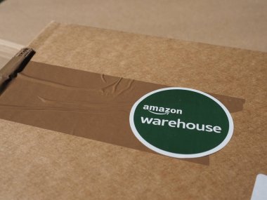 SEATTLE, ABD - CIRCA ECTOBER 2021: Amazon Deposu kullanılmış ön veya açık kutu ürünleri için büyük indirimler sunuyor