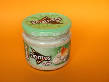 NEW BERN, ABD - CIRCA HAZİRAN 2021: Doritos 'un soğuk krema ve soğan kavanozu