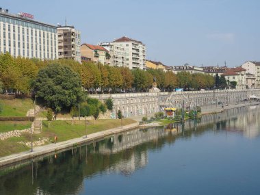 TURIN, İTALYA - CIRCA ECTOBER 2021: Fiume Po anlamı Po Nehri