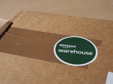 SEATTLE, ABD - CIRCA ECTOBER 2021: Amazon Deposu kullanılmış ön veya açık kutu ürünleri için büyük indirimler sunuyor