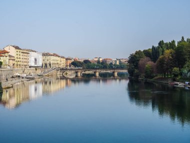 TURIN, İTALYA - CIRCA ECTOBER 2021: Fiume Po anlamı Po Nehri