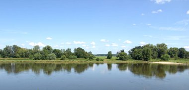Almanya 'nın Dessau kentindeki Elbe Nehri manzarası