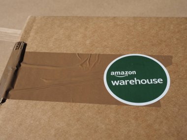 SEATTLE, ABD - CIRCA ECTOBER 2021: Amazon Deposu kullanılmış ön veya açık kutu ürünleri için büyük indirimler sunuyor