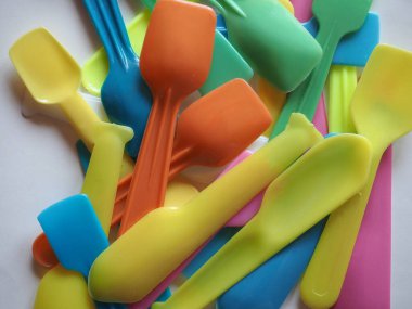 tek kullanımlık plastik kaşık yığını