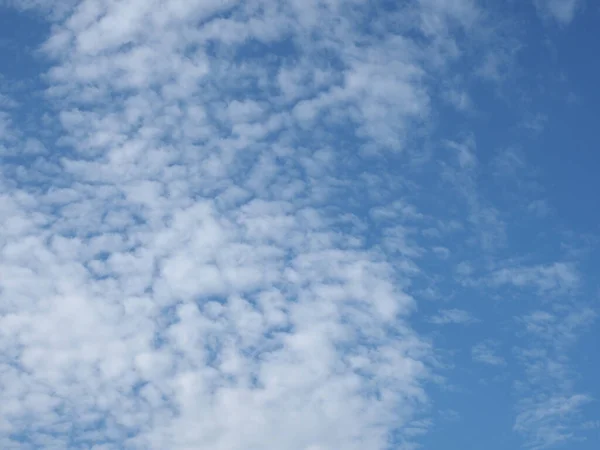 Blå Himmel Med Moln Användbara Som Bakgrund — Stockfoto