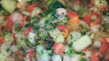 Karışık sebzeli sebzeli sebzeli sebzeli sebze çorbası patates, bezelye, kereviz ve maydanoz.