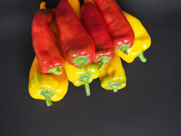 红辣椒和黄辣椒 学名Capsicum Aka Bell Peppers 蔬菜素食 — 图库照片