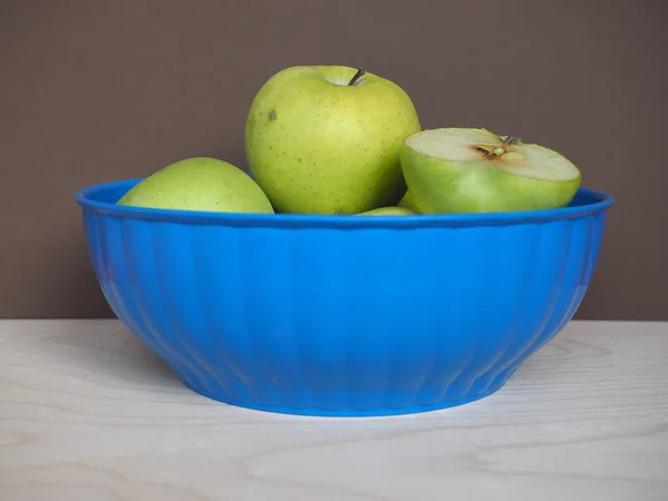 Yeşil Granny Smith Elması Bilimsel Adı Malus Domestica Mavi Plastik — Stok fotoğraf