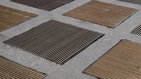 Manhole Cover Grid Berguna Sebagai Latar Belakang Industri — Stok Foto