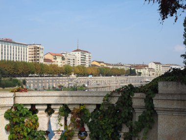 TURIN, İTALYA - CIRCA ECTOBER 2021: Fiume Po anlamı Po Nehri