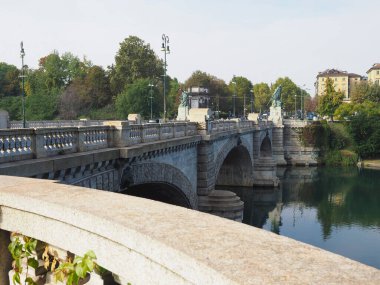 TURIN, İTALYA - CIRCA ECTOBER 2021: Fiume Po anlamı Po Nehri
