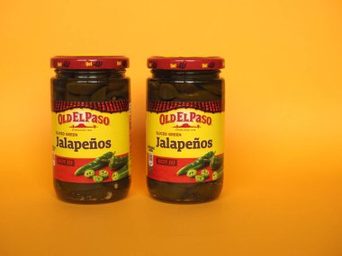 MINNEAPOLIS, ABD - CIRCA HAZİRAN 2021: Dilimlenmiş yeşil Jalapenos kavanozu