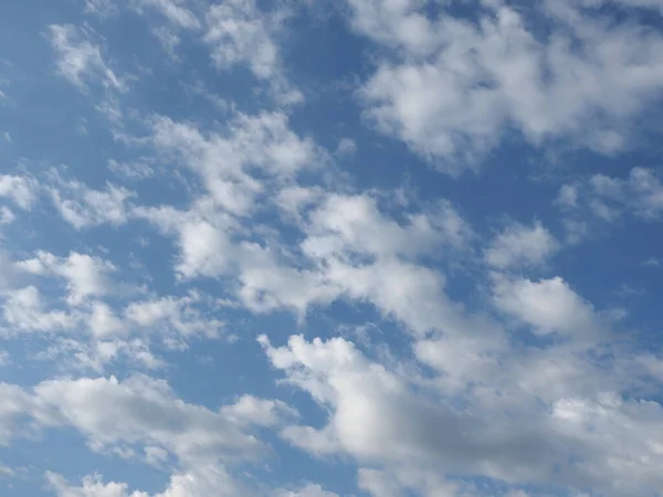 Ciel Bleu Avec Des Nuages Utiles Comme Arrière Plan — Photo