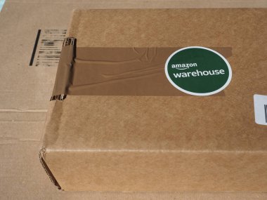 SEATTLE, ABD - CIRCA ECTOBER 2021: Amazon Deposu kullanılmış ön veya açık kutu ürünleri için büyük indirimler sunuyor