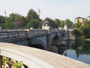 TURIN, İTALYA - CIRCA ECTOBER 2021: Fiume Po anlamı Po Nehri