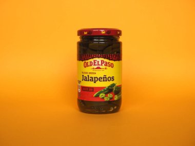 MINNEAPOLIS, ABD - CIRCA HAZİRAN 2021: Dilimlenmiş yeşil Jalapenos kavanozu
