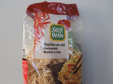 AMSTERDAM, NETHERLANDS - CRCA Aralık 2021: bir paket Suzi Wan eriştesi