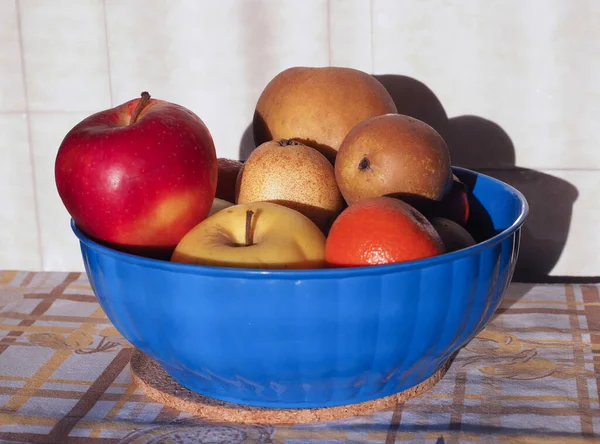 Elma Armudu Mandalinalar Dahil Bir Kase Karışık Meyve — Stok fotoğraf