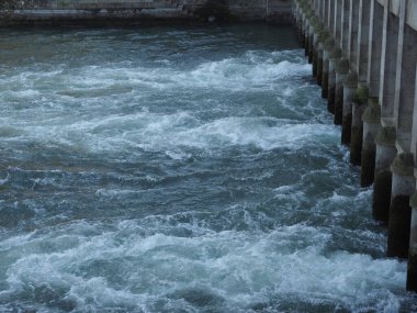 İtalya, Chivasso 'daki Canale Cavour yapay su yolu.