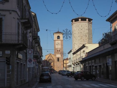 CHIVASSO, İtalya - CIRCA 2021 ARALIK Duomo Kilisesi ve Torre ottagonale ortaçağ kale kulesi