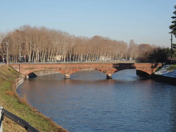 İtalya, Chivasso 'daki Canale Cavour yapay su yolu.