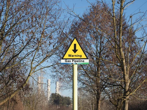 Предупреждение Знак Газопровода Электростанции Заднем Плане — стоковое фото