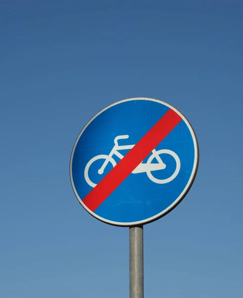 Ende Der Radfahrspur Auch Radfahrstreifen Genannt Verkehrszeichen Über Blauem Himmel — Stockfoto