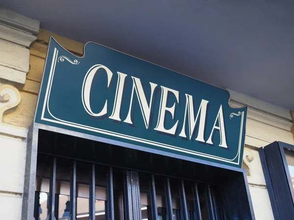 Cine Cine Frente Letrero Sobre Entrada Del Edificio — Foto de Stock