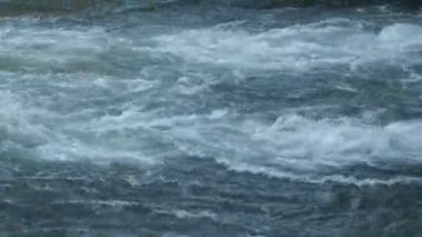 Sulama kanalında yüksek hızlı su akışı