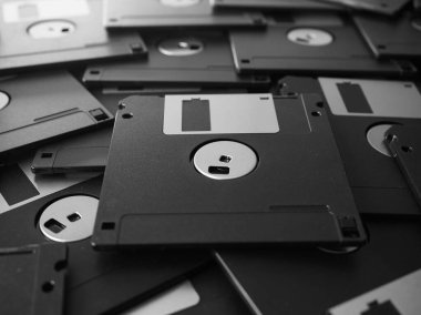 Kişisel bilgisayar veri depolaması için siyah beyaz birçok manyetik disk