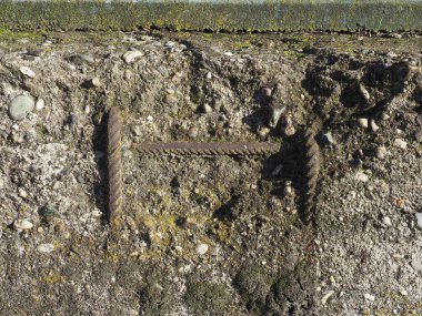 Hasarlı güçlendirilmiş beton ve paslanmış çelik direnç çubukları