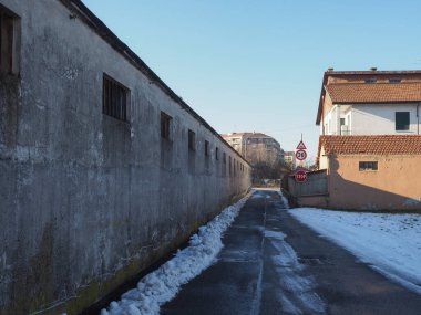 Kışın eski sanayi binasının romantik kalıntıları