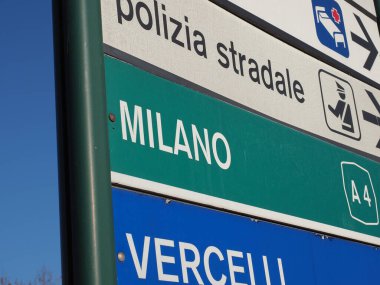 Milan 'a, Vercelli' ye ve metropolitan polisine yönelik yön işaretleri