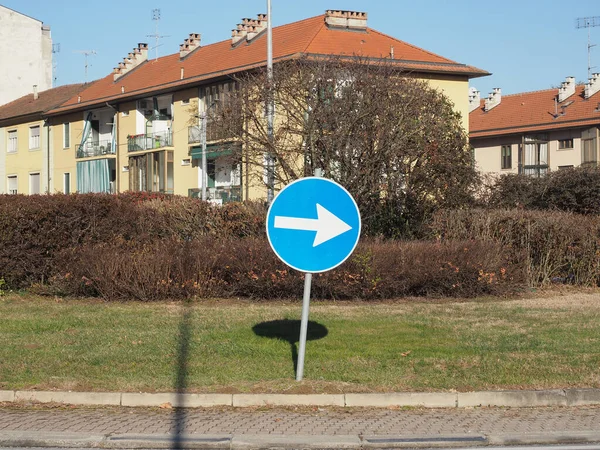 转弯处的方向性箭头交通标志 — 图库照片