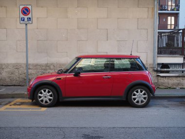 TURIN, İTALYA - CRCA Aralık 2021: kırmızı Mini Cooper arabası