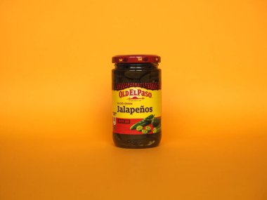 MINNEAPOLIS, ABD - CIRCA HAZİRAN 2021: Dilimlenmiş yeşil Jalapenos kavanozu