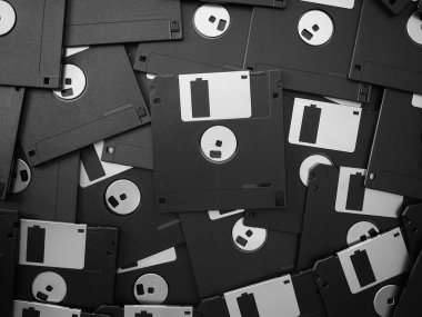 Kişisel bilgisayar veri depolaması için siyah beyaz birçok manyetik disk