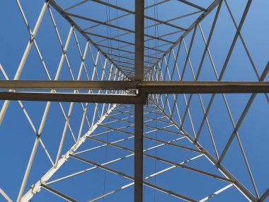Elektrik gücü yüksek voltaj iletim hattı kulesi