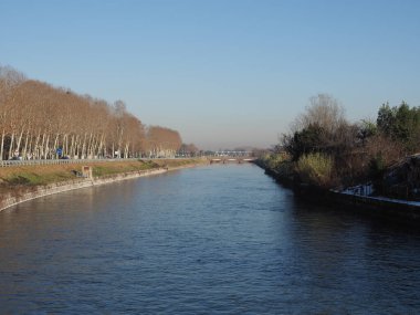 İtalya, Chivasso 'daki Canale Cavour yapay su yolu.