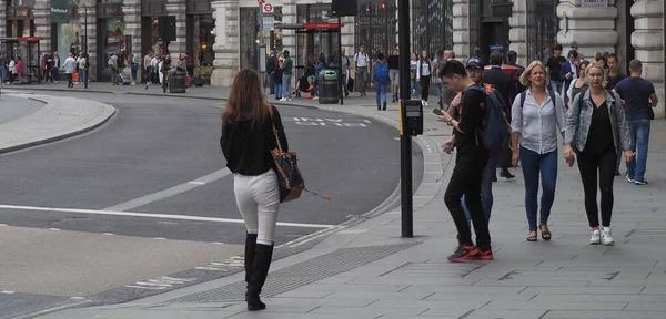 Лондон Великобритания Circa September 2019 Люди Идут Тротуару Полумесяце Риджент — стоковое фото