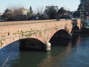 İtalya, Chivasso 'daki Canale Cavour yapay su yolu.