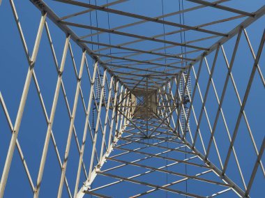 Elektrik gücü yüksek voltaj iletim hattı kulesi